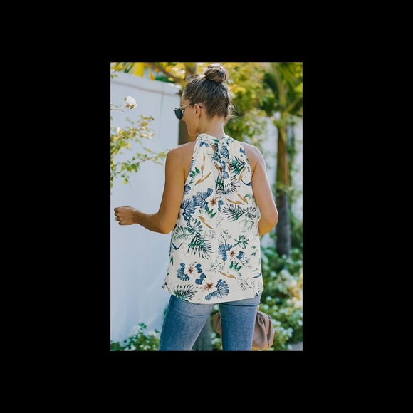 Knot floral sleeveless classic top. - Picture 3 of 3